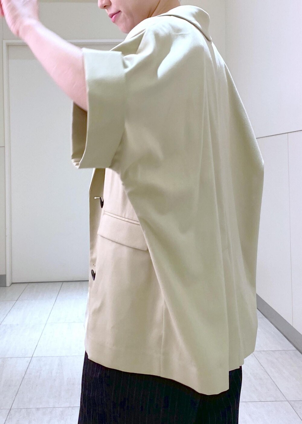 「jane smith、ジェーンスミス、ビーチサンダル、トングサンダル、Ben Amun、ベンアムン、24SS、24SS夏の新作、24AW、24AW秋の新作、ママ、ママコーデ、ジャケットコーデ、ショルダーバッグ、レザーバッグ」｜「ADAM ET ROPE'のストラップビーチサンダル（サンダル、ブラック系）」を使った、KUBOTAさん（レディース・159cm）の夏コーディネートの9枚目の写真
