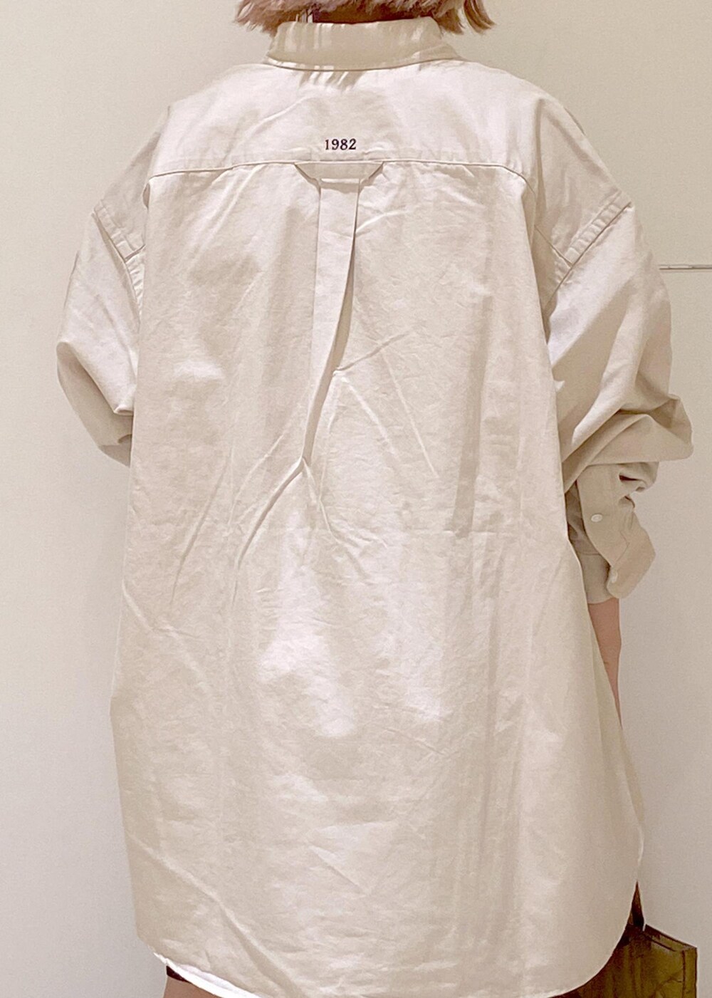 ブラック系のその他パンツ、ベージュ系のシャツ/ブラウス、ブラック系のブーツを着用したレディースの夏コーディネートの7枚目の写真