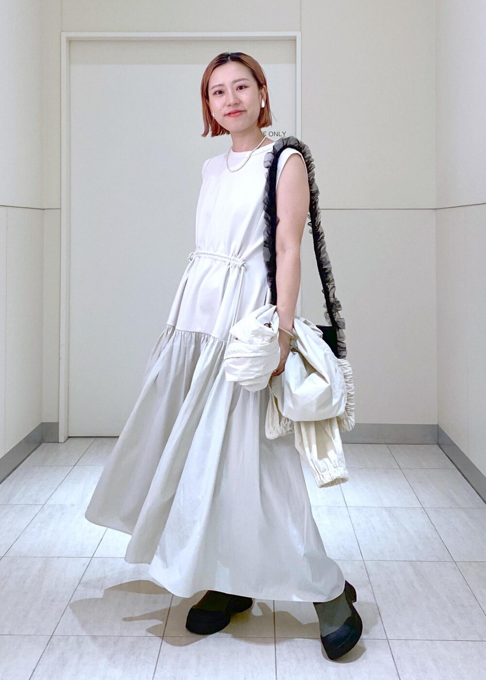 「KNOWHOW jewelry、ノウハウジュエリー、雨の日コーデ、梅雨コーデ、レインコーデ、梅雨、雨の日、フェス、フェスコーデ、キャンプ、キャンプコーデ、遊園地コーデ、ディズニーコーデ、ユニバコーデ、USJコーデ」|「ADAM ET ROPE'のキュビズムバングル(バングル/リストバンド、シルバー系)」を使った、KUBOTAさん(レディース・159cm)の夏コーディネートの7枚目の写真