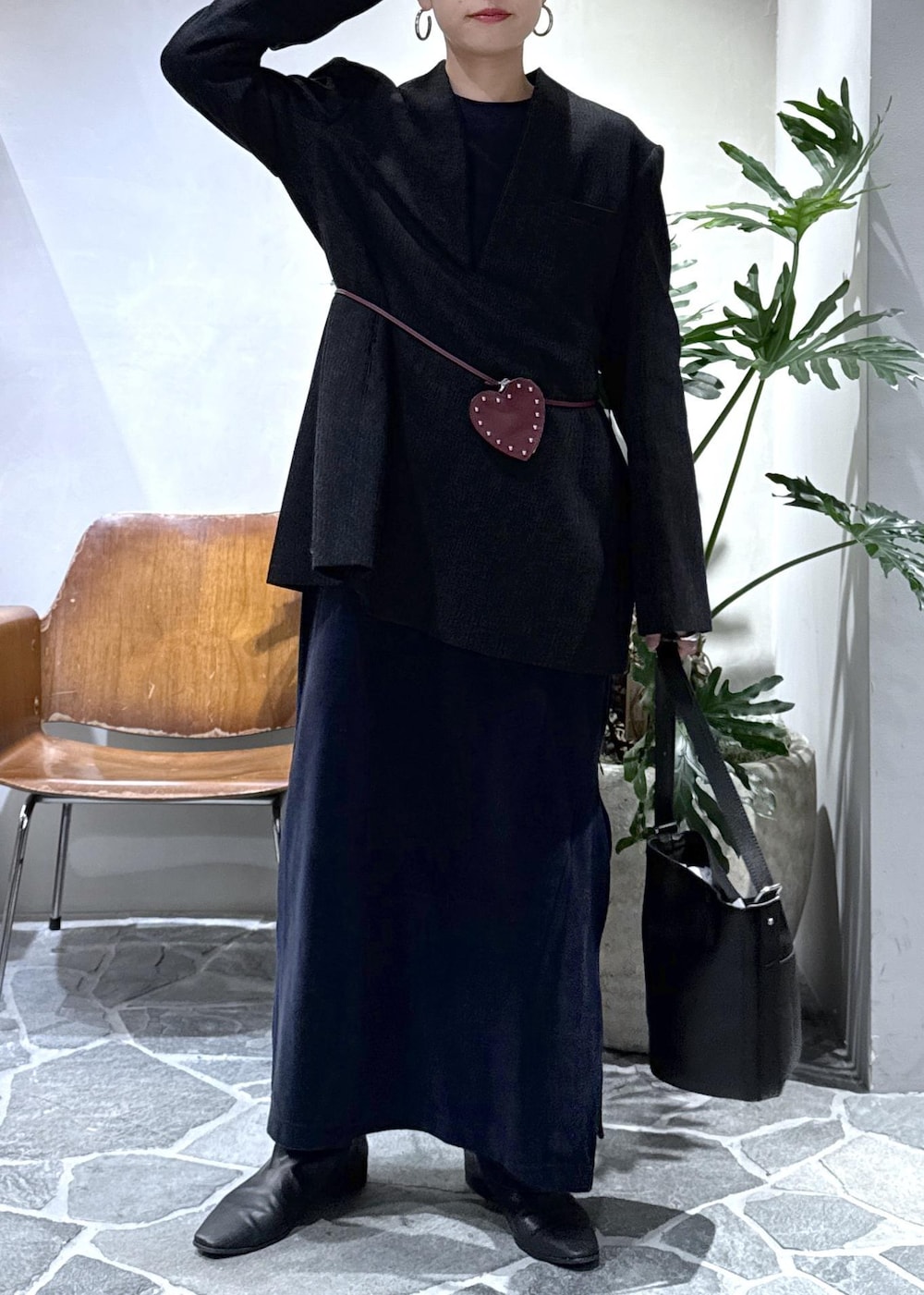 グレー系のシャツ/ブラウス、ブラック系のショルダーバッグ、ブルー系のワンピースを着用したレディースの冬コーディネートの3枚目の写真