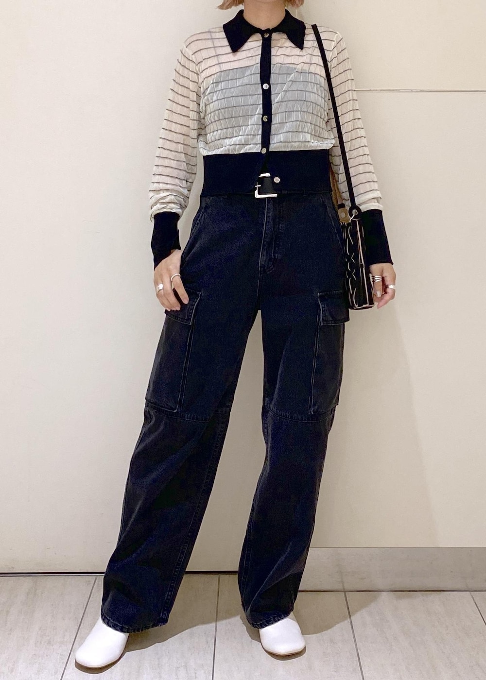 ホワイト系のその他シューズ、ブラック系のカーゴパンツ、ホワイト系のカーディガン/ボレロを着用したレディースの夏コーディネートの2枚目の写真