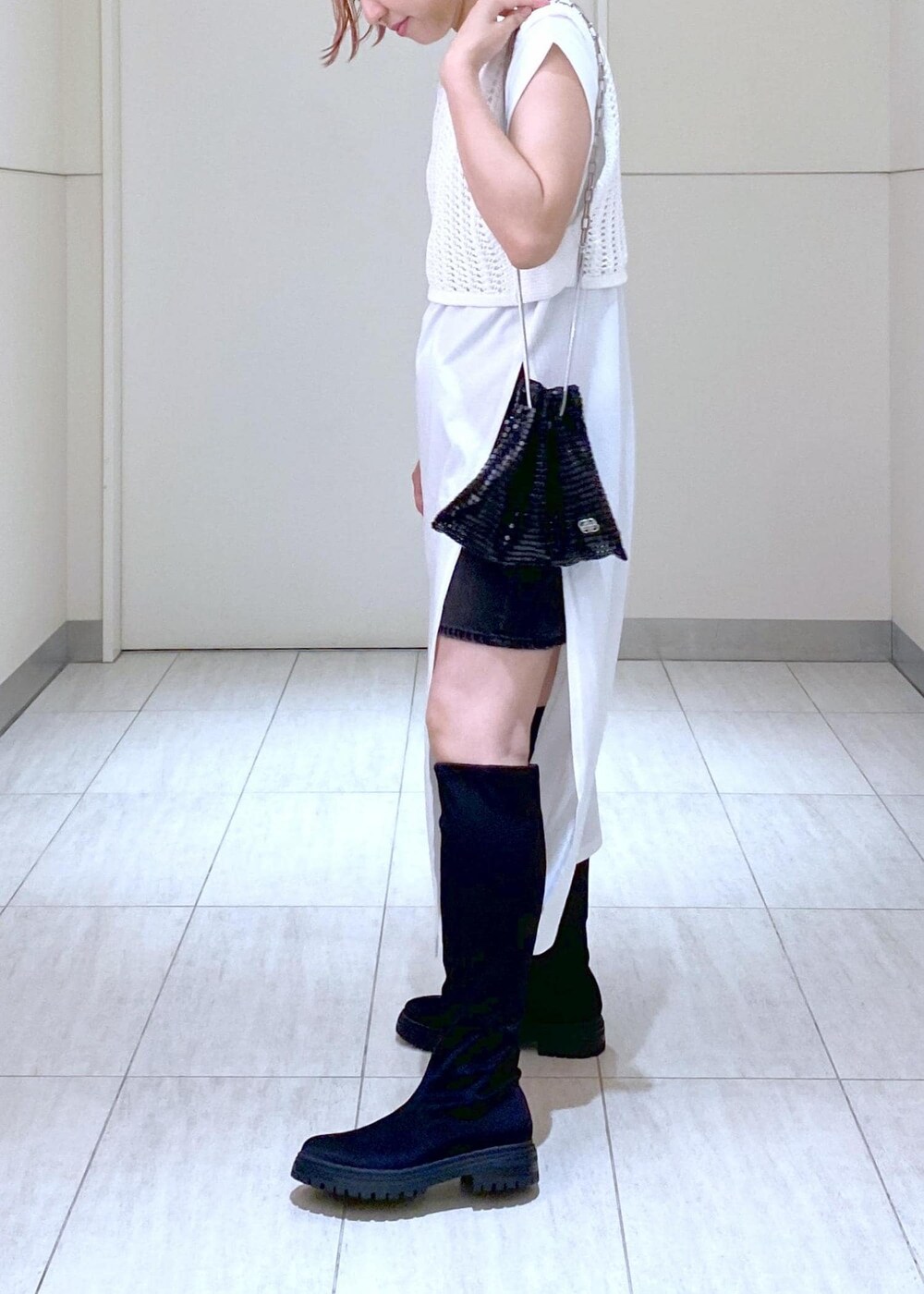 「KNOWHOW jewelry、BIGOTRE、ビゴター、ノウハウジュエリー、ハーフパンツ、デニムハーフパンツ、メッシュベスト、メッシュ、カットワンピ、24SS、24SS夏の新作、24SS春の新作、大人かわいい、休日コーデ、梅雨コーデ」|「ADAM ET ROPE'のウォータープルーフソックスロングブーツ(ブーツ、ブラック系)」を使った、KUBOTAさん(レディース・159cm)の春コーディネートの5枚目の写真