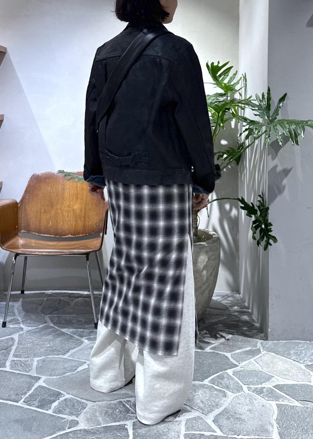 ブラック系のTシャツ/カットソー、ホワイト系のその他パンツ、ブラック系のワンピースを着用したレディースの冬コーディネートの5枚目の写真