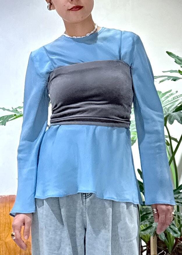 ブラック系のサンダル、ブラウン系のキャミソール、ブルー系のデニムパンツを着用したレディースの秋コーディネートの2枚目の写真