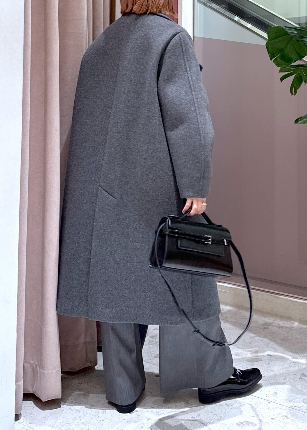 「ロングコート、赤コーデ、ワイドスラックス、ビットローファー、レザーバッグ、グレーコーデ、24aw、24aw冬の新作、大人コーデ、大人、休日コーデ、ママコーデ、ママ、アモーメント、AMOMENT」|「ADAM ET ROPE'のウールボンディングロングコート(ステンカラーコート、グレー系)」を使った、KUBOTAさん(レディース・159cm)の秋コーディネートの9枚目の写真
