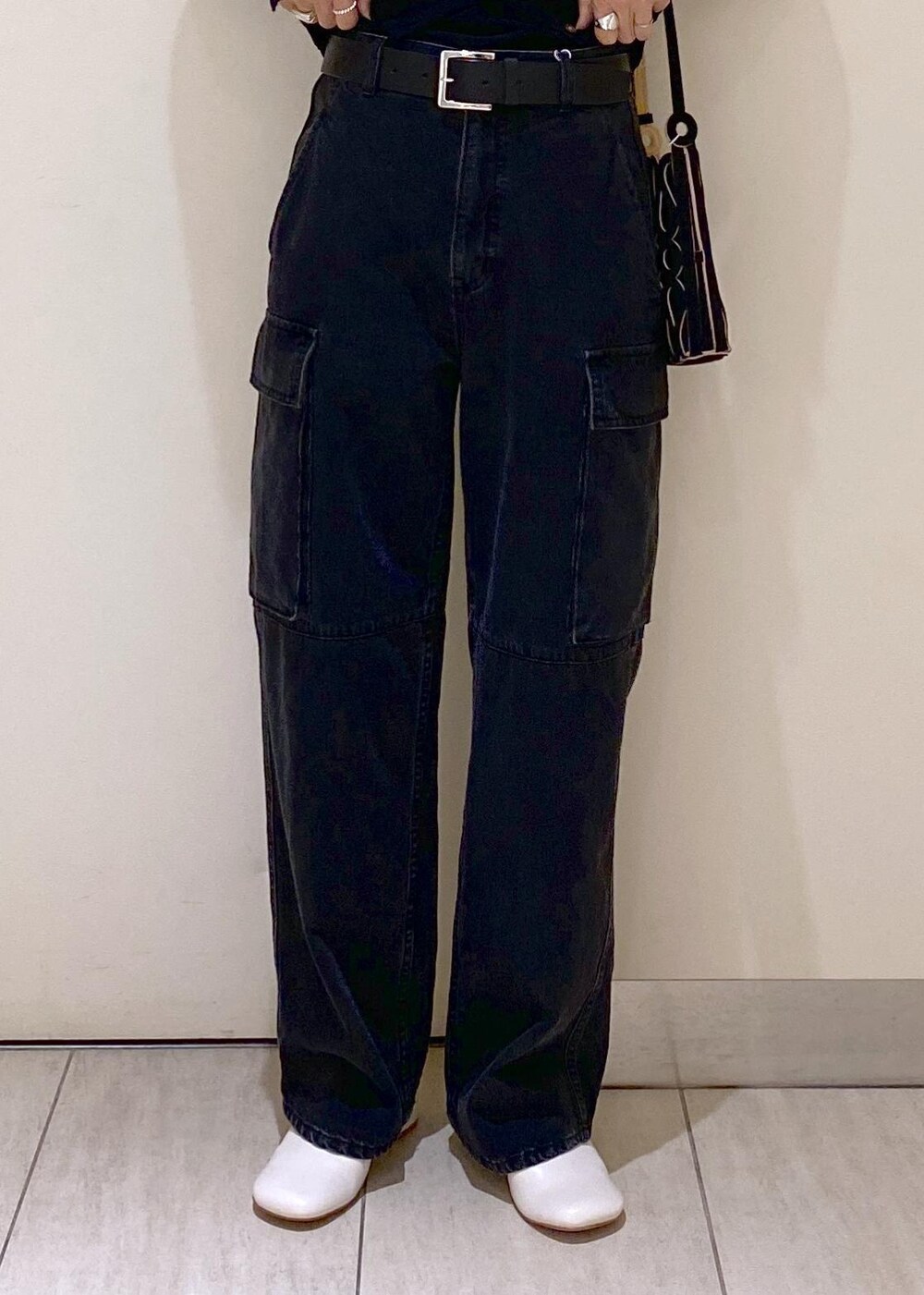 ホワイト系のその他シューズ、ブラック系のカーゴパンツ、ホワイト系のカーディガン/ボレロを着用したレディースの夏コーディネートの5枚目の写真