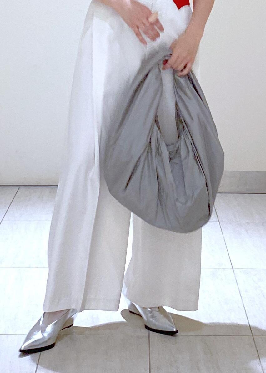 ホワイト系のその他パンツ、シルバー系のパンプス、シルバー系のネックレスを着用したレディースの冬コーディネートの9枚目の写真