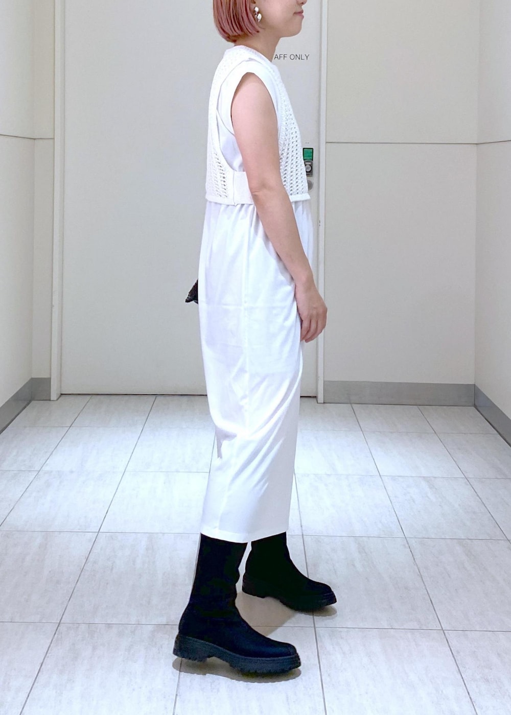 「KNOWHOW jewelry、BIGOTRE、ビゴター、ノウハウジュエリー、ハーフパンツ、デニムハーフパンツ、メッシュベスト、メッシュ、カットワンピ、24SS、24SS夏の新作、24SS春の新作、大人かわいい、休日コーデ、梅雨コーデ」|「ADAM ET ROPE'のウォータープルーフソックスロングブーツ(ブーツ、ブラック系)」を使った、KUBOTAさん(レディース・159cm)の春コーディネートの2枚目の写真
