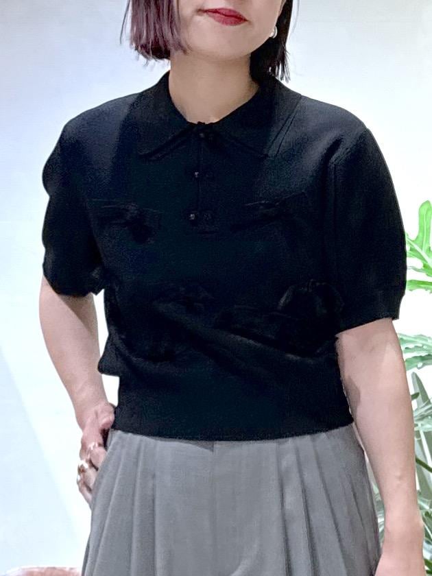 「デザイントップス、リボン、ワイドパンツ、スラックスパンツ、25ss、25ss春の新作、ママ、ママコーデ、大人コーデ、キレイめカジュアル、初春コーデ、春コーデ、デートコーデ、お出かけコーデ、旅行コーデ」|「ADAM ET ROPE'のポインテッドウェーブミュール(サンダル、ブラック系)」を使った、KUBOTAさん(レディース・159cm)の春コーディネートの8枚目の写真