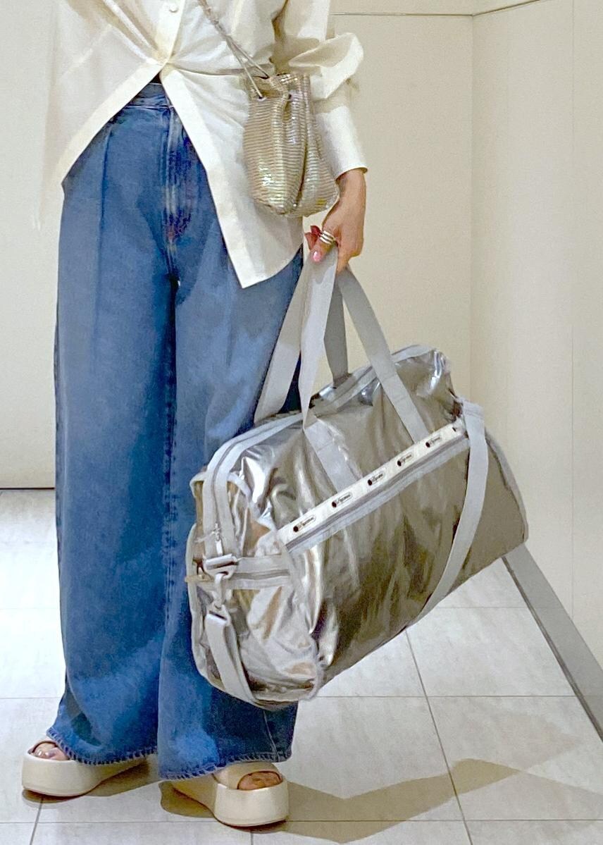 「BIGOTRE、ビゴター、LeSportsac for ADAM ET ROPE'、LeSportsac、DELUXE LG WEEKENDER、レスポートサック、レスポ、Paloma Barcelo、パロマバルセロ、24SS、24SS春の新作、ママコーデ、旅行、帰省、NEEDBY」|「NEEDBY heritageの【NEEDBY for ADAM ET ROPE'】別注WIDE DENIM(デニムパンツ、ブルー系)」を使った、KUBOTAさん(レディース・159cm)の春コーディネートの9枚目の写真