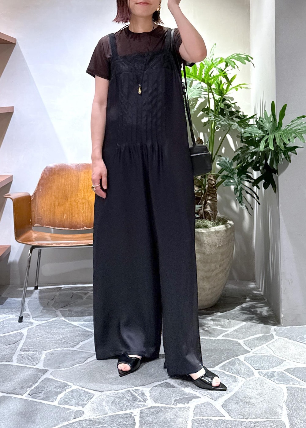 「PROVOKE for ADAM ET ROPÉ、25ss夏の新作、ベースレンジ、ママ、ママコーデ、大人、大人コーデ、バニティバッグ、ロンパース、キレイめカジュアル、春コーデ、初夏コーデ、デートコーデ、お出かけコーデ、旅行コーデ」|「ADAM ET ROPE'のシュリンクミニバニティーバッグ(ショルダーバッグ、ブラック系)」を使った、KUBOTAさん(レディース・159cm)の春コーディネートの6枚目の写真