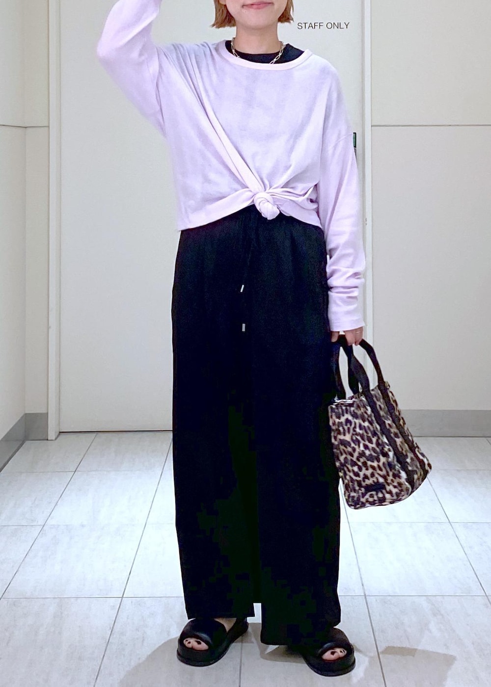 「GANNI、ガニー、Miller、Miller for ADAM ET ROPÉ、ミラー、24SS、24SS春の新作、24SS夏の新作、ママ、ママコーデ、楽ちんコーデ、リラックスコーデ、イージーパンツ、休日コーデ、レオパード」|「ADAM ET ROPE'のコネクトチェーンネックレス(ネックレス、シルバー系)」を使った、KUBOTAさん(レディース・159cm)の春コーディネートの2枚目の写真