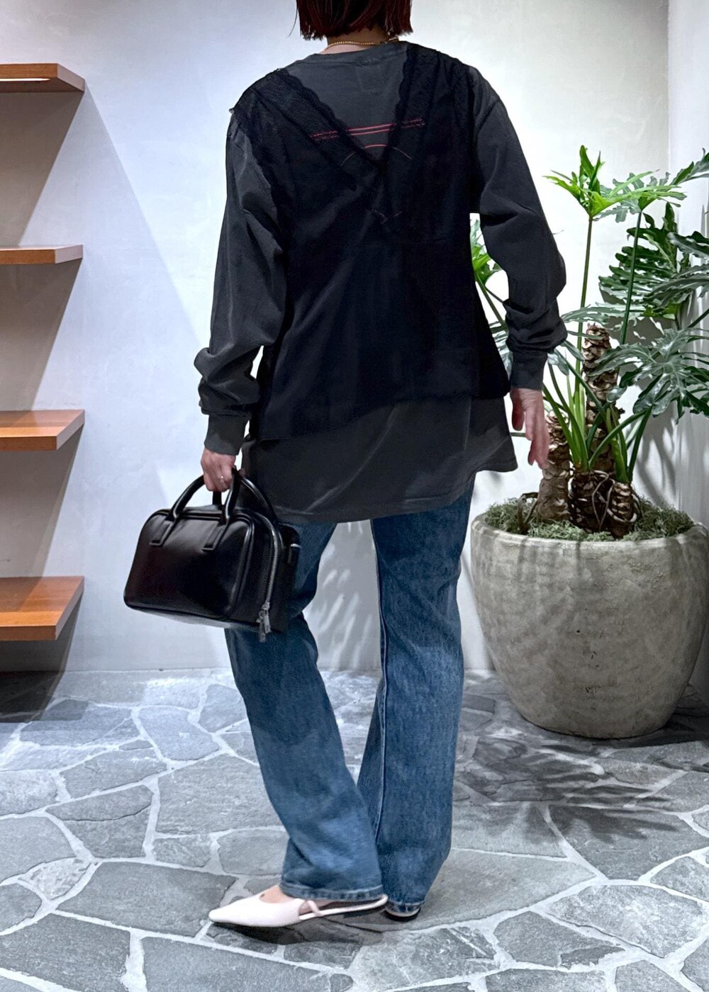 ピンク系のその他シューズ、グレー系のTシャツ/カットソー、ブラック系のベストを着用したレディースの春コーディネートの6枚目の写真