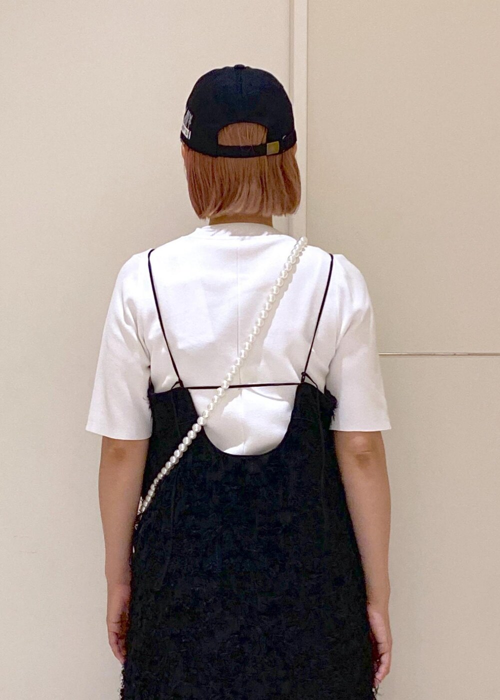 ブラック系のワンピース、グレー系のスニーカー、ブラック系のショルダーバッグを着用したレディースの夏コーディネートの9枚目の写真