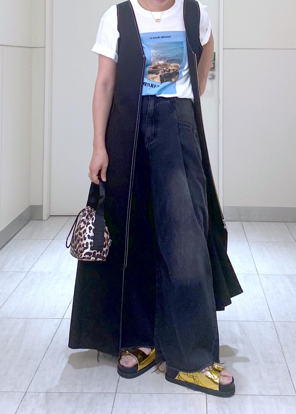「GANNI、ガニー、逸品、24SS、24SS夏の新作、SALE、SALEアイテム、セールアイテム、ママ、ママコーデ、A WEEK ABROAD、Tシャツ、Tシャツコーデ、デニムコーデ、夏コーデ」|「ADAM ET ROPE'のダブルバックルプラットフォームサンダル(サンダル、ゴールド系)」を使った、KUBOTAさん(レディース・159cm)の夏コーディネートの6枚目の写真