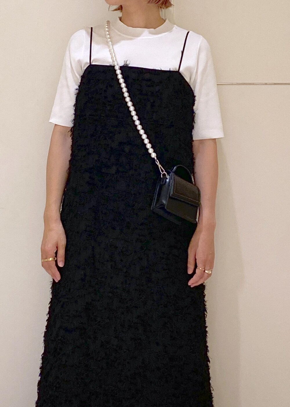 ブラック系のワンピース、グレー系のスニーカー、ブラック系のショルダーバッグを着用したレディースの夏コーディネートの10枚目の写真