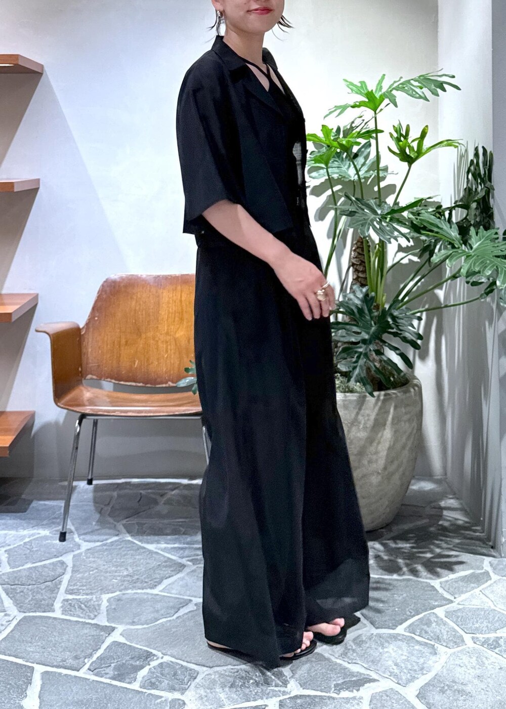 ホワイト系のショルダーバッグ、ブラック系のキャミソール、ブラック系のスラックスを着用したレディースの夏コーディネートの4枚目の写真