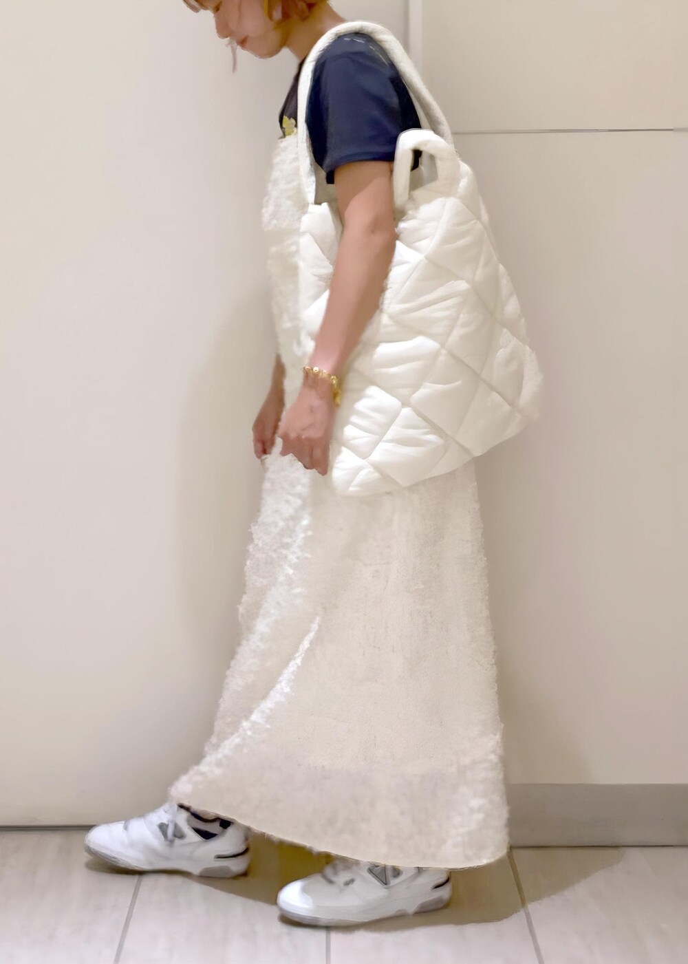 「ママコーデ、30代、GANNI、ガニー、ニューバランス、ニューバランス550、New balance550、New balance、お出かけコーデ、シンプルコーデ、ホワイト、トートバッグ、キルティング、Tシャツ、プリント」｜「ADAM ET ROPE'の【サステナブル・A4対応】キルティングトートバッグ（トートバッグ、ホワイト系）」を使った、KUBOTAさん（レディース・159cm）の夏コーディネートの5枚目の写真