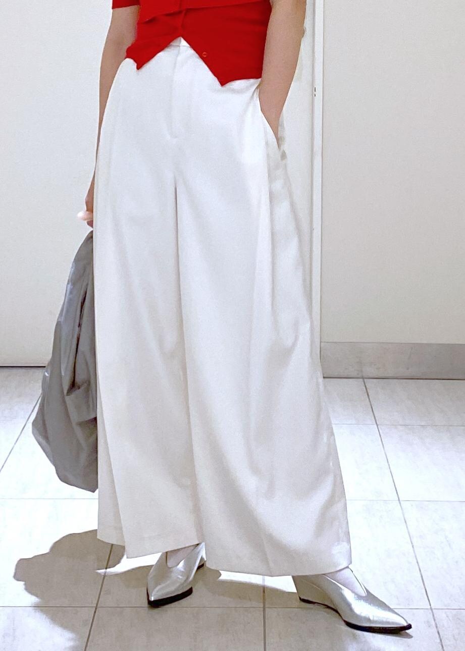 ホワイト系のその他パンツ、シルバー系のパンプス、シルバー系のネックレスを着用したレディースの冬コーディネートの7枚目の写真