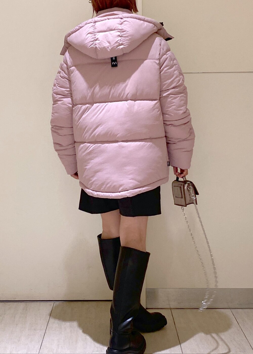「THE VERY WARM、ザベリーワーム、ロングブーツ、ペプラム、ミニバッグ、ハーフパンツ、お出かけコーデ、シンプルコーデ、30代、ママコーデ、ADAM ET ROPÉ、FEMME、骨格ウェーブ、ブルべ、大人カジュアル」|「ADAM ET ROPE'の【サステナブル】ウエストロゴサテンショートパンツ(その他パンツ、ブラック系)」を使った、KUBOTAさん(レディース・159cm)の夏コーディネートの6枚目の写真