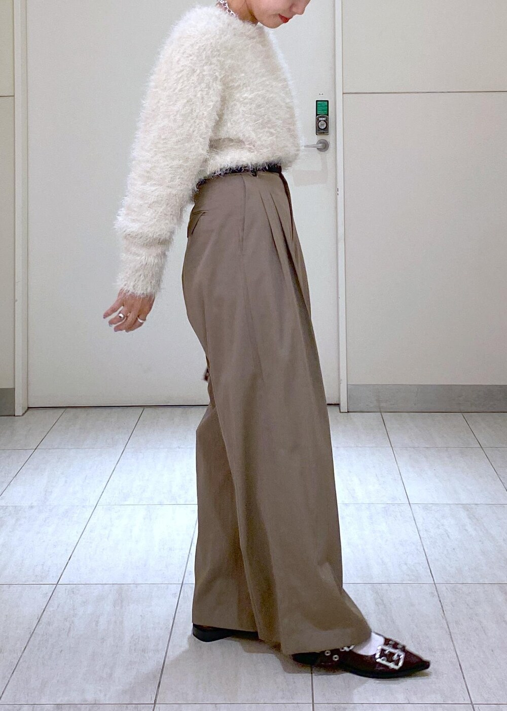「GANNI、GANNI for ADAM ET ROPÉ、24aw、24aw秋の新作、ドレスバンツ、ニット、ママ、ママコーデ、大人かわいい、キレイめカジュアル、初秋コーデ、秋コーデ、初冬コーデ、デートコーデ、お出かけコーデ」|「ADAM ET ROPE'のバイカラーベルトドレスパンツ(スラックス、グリーン系)」を使った、KUBOTAさん(レディース・159cm)の秋コーディネートの9枚目の写真