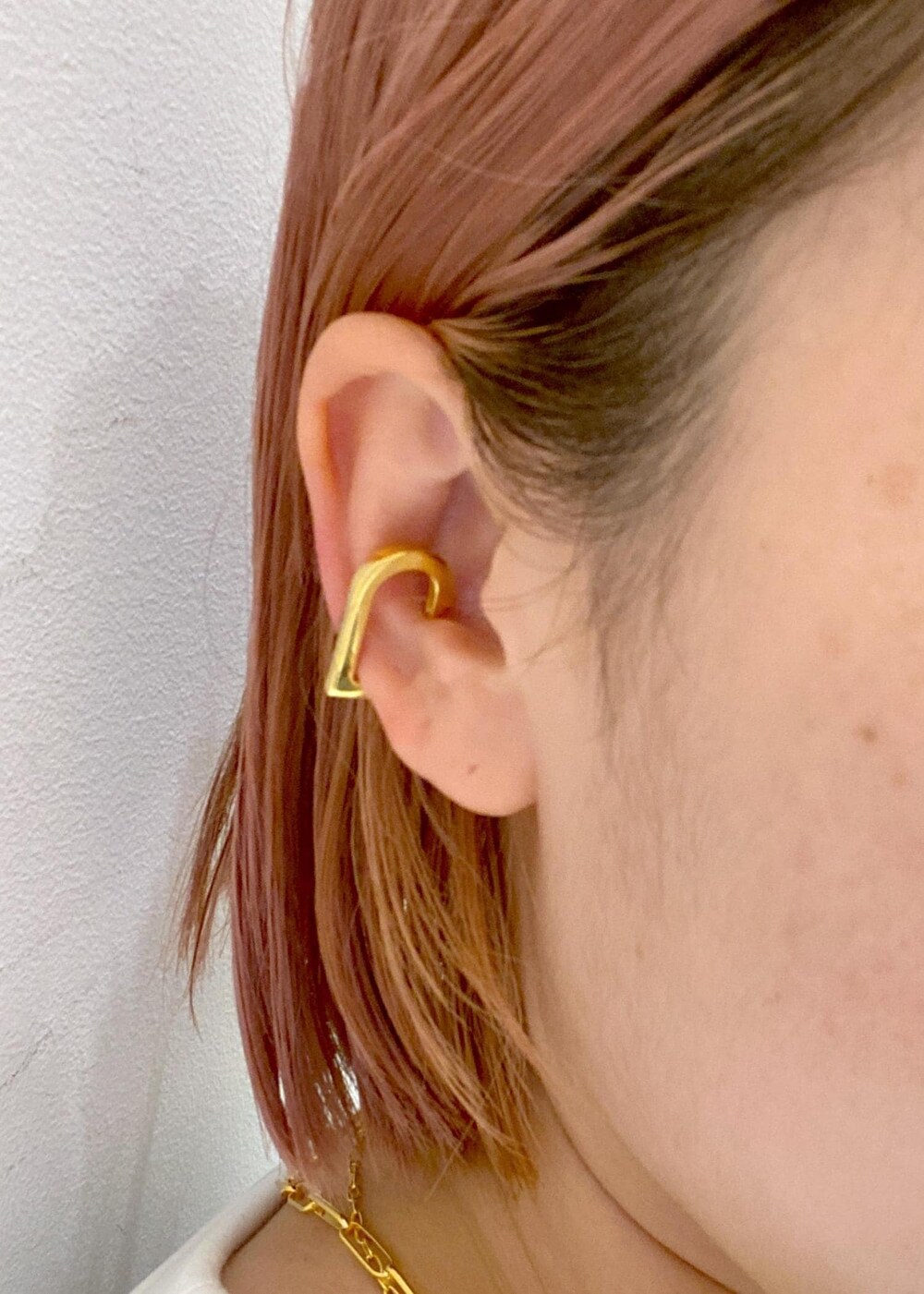 「KNOWHOW jewelry、ノウハウジュエリー、SITA NEVADO、シタネバド、ネックレス、イヤーカフ、ハート、ROLLA'S、ローラス、リネンライク、ロゴT、24SS、24SS夏の新作、24SS春の新作、ママ」|「ADAM ET ROPE'のギャザーパンプス(パンプス、ゴールド系)」を使った、KUBOTAさん(レディース・159cm)の夏コーディネートの9枚目の写真