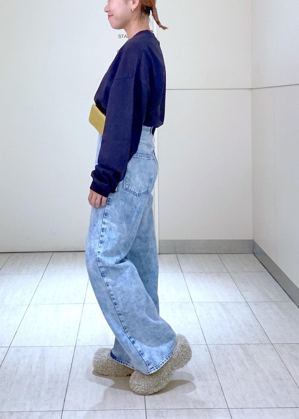 「PARROT CANVAS、パロットキャンバス、ファー、クロッグ、ウエストポーチ、24AW、24AW秋の新作、ママ、ママコーデ、ロンT、Tシャツコーデ、NEEDBY、ニードバイ、デニムコーデ、デニム」｜「ADAM ET ROPE'のチャンキーフェイクファークロッグ（サンダル、ベージュ系）」を使った、KUBOTAさん（レディース・159cm）の夏コーディネートの8枚目の写真