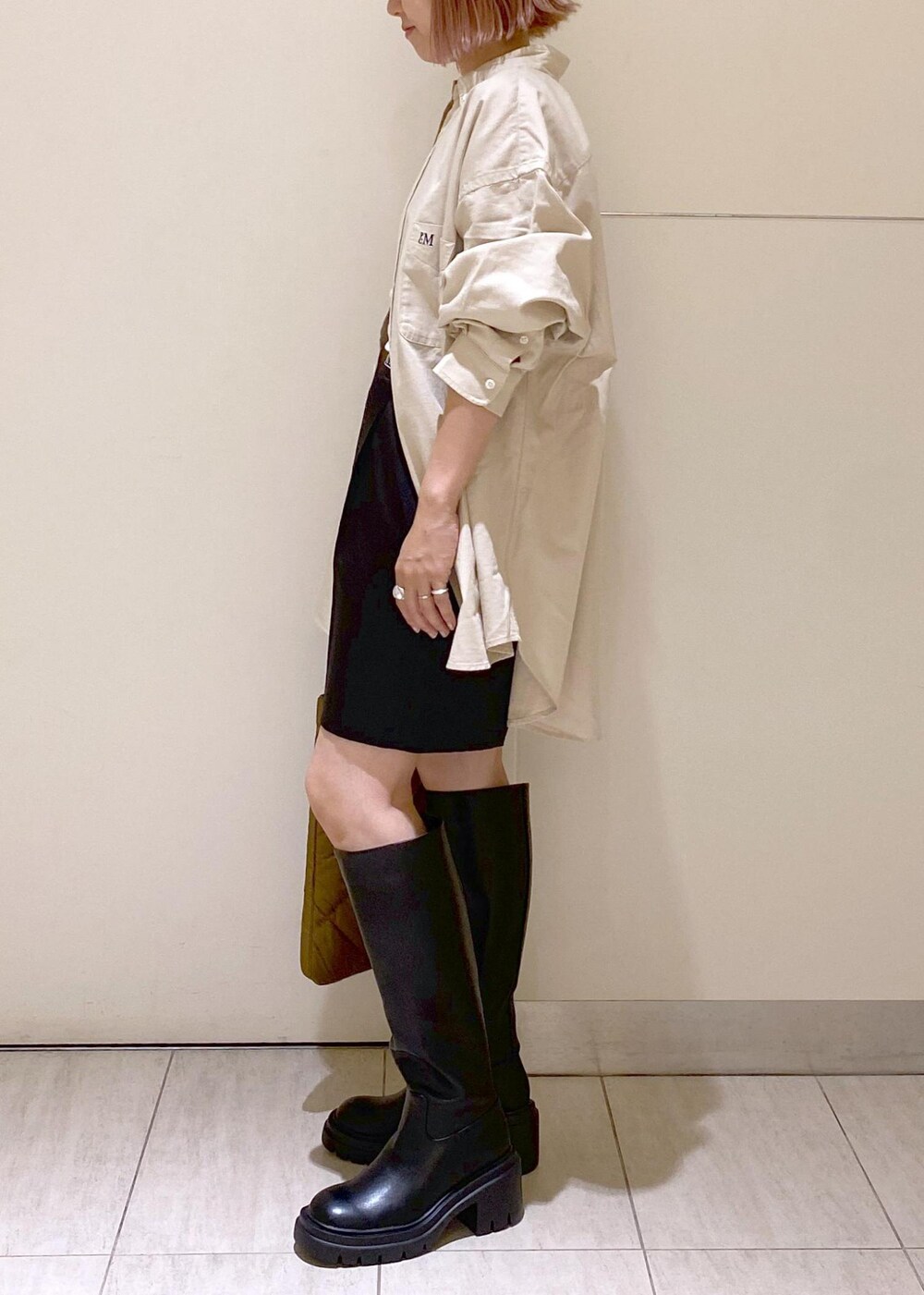 ブラック系のその他パンツ、ベージュ系のシャツ/ブラウス、ブラック系のブーツを着用したレディースの夏コーディネートの3枚目の写真