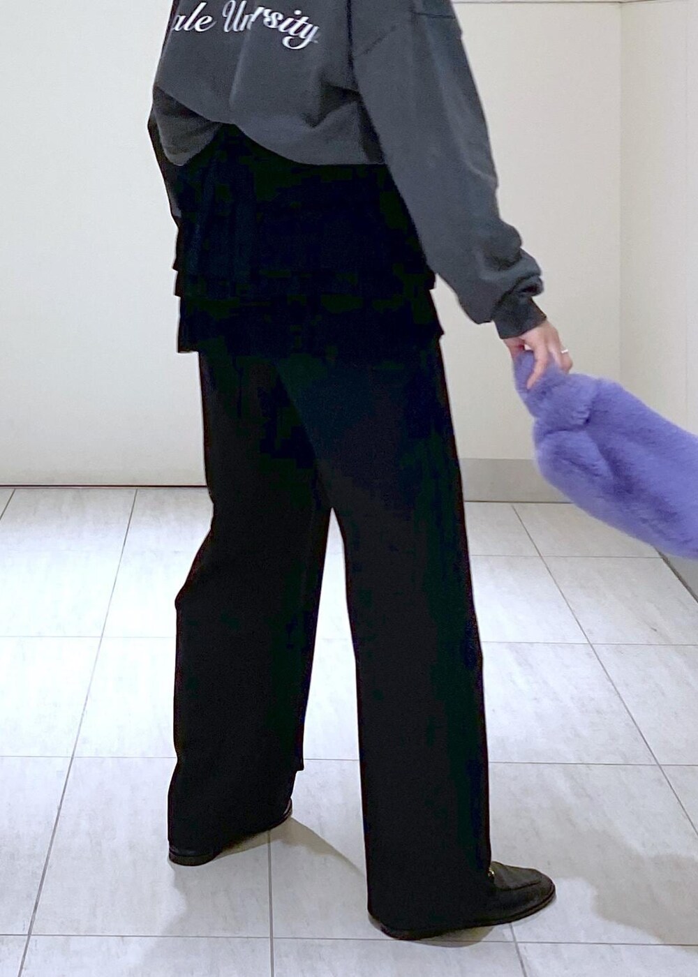 ブラック系のローファー、パープル系のトートバッグ、シルバー系のネックレスを着用したレディースの冬コーディネートの6枚目の写真