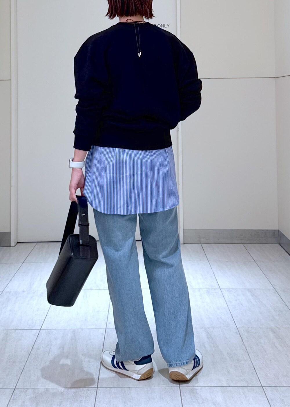 「デニム、ブローチ、HOMME girls、オムガール、25ss、25ss春の新作、大人、大人コーデ、ママコーデ、ママ、初春コーデ、デートコーデ、お出かけコーデ、旅行コーデ、推し活コーデ」|「ADAM ET ROPE'のボックスミニショルダーバッグ(ハンドバッグ、ブラック系)」を使った、KUBOTAさん(レディース・159cm)の冬コーディネートの8枚目の写真