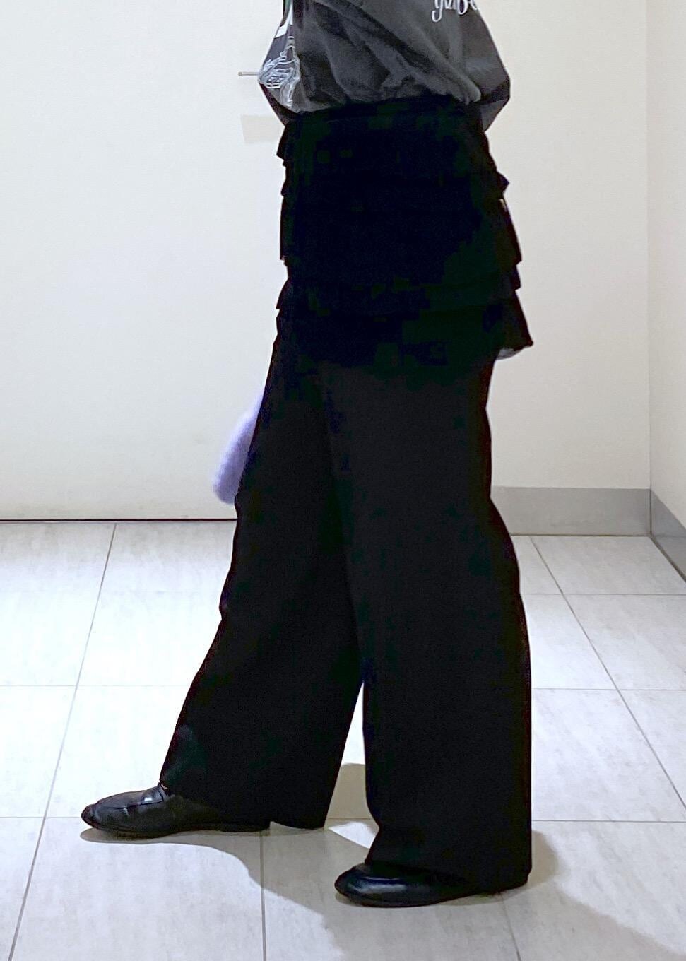 ブラック系のローファー、パープル系のトートバッグ、シルバー系のネックレスを着用したレディースの冬コーディネートの3枚目の写真