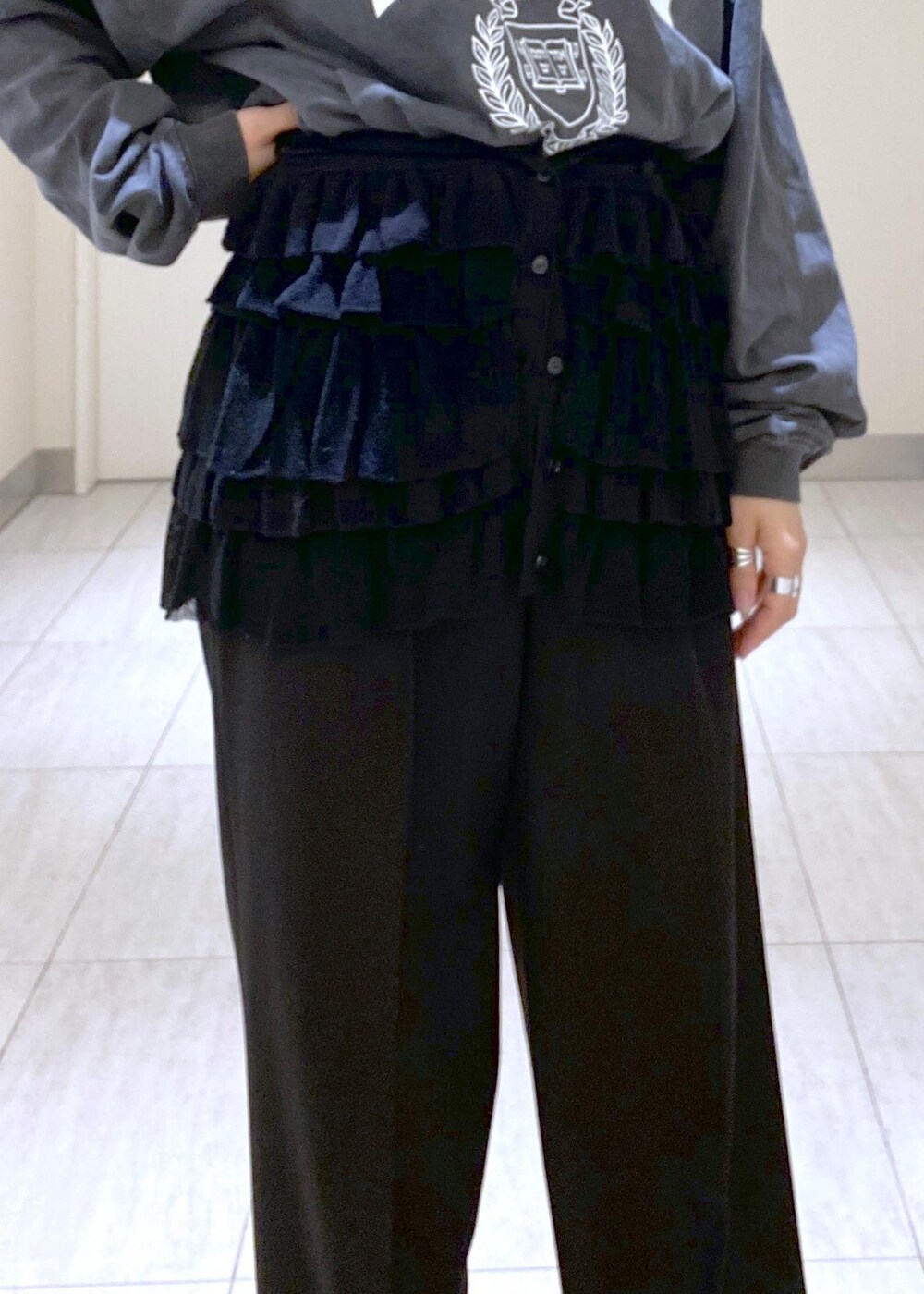 ブラック系のローファー、パープル系のトートバッグ、シルバー系のネックレスを着用したレディースの冬コーディネートの7枚目の写真