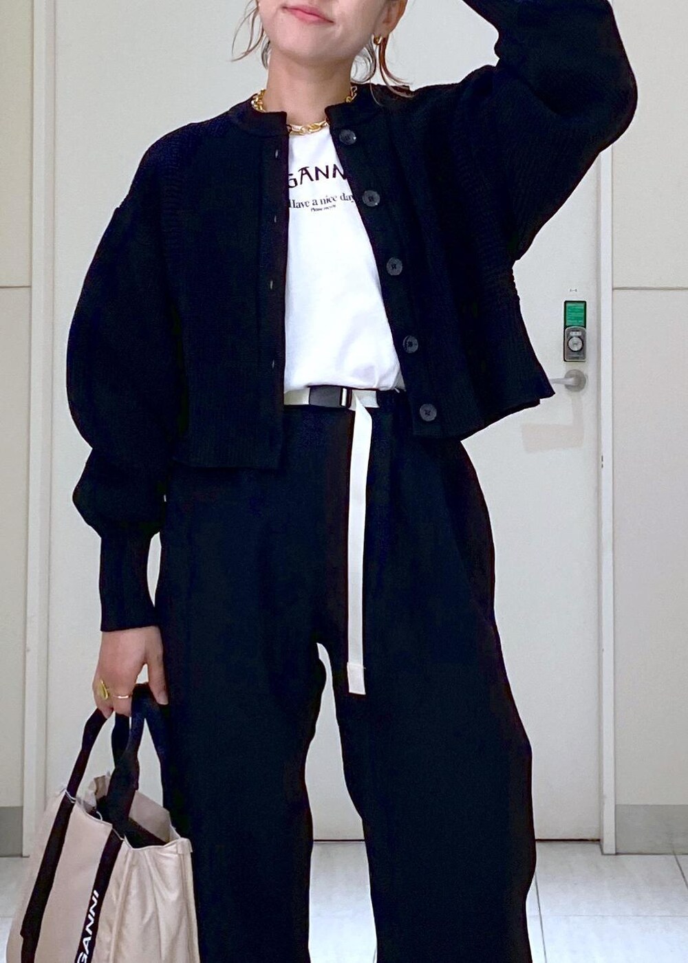 「GANNI、GANNI for ADAM ET ROPÉ、ガニー、メリージェーン、WEB限定、ペプラム、2way、グラミチ、GRAMICCI、GRAMICCI for ADAM ET ROPÉ、ママ、ママコーデ、大人かわいい、休日スタイル、通勤コーデ」|「ADAM ET ROPE'のcoffee beans necklace(ネックレス、ゴールド系)」を使った、KUBOTAさん(レディース・159cm)の夏コーディネートの10枚目の写真