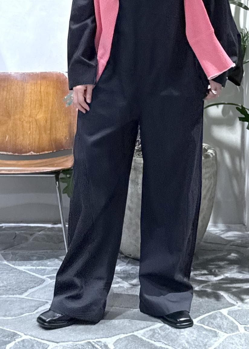 ブラック系のショルダーバッグ、ブラック系のサンダル、ピンク系のニット/セーターを着用したレディースの春コーディネートの9枚目の写真