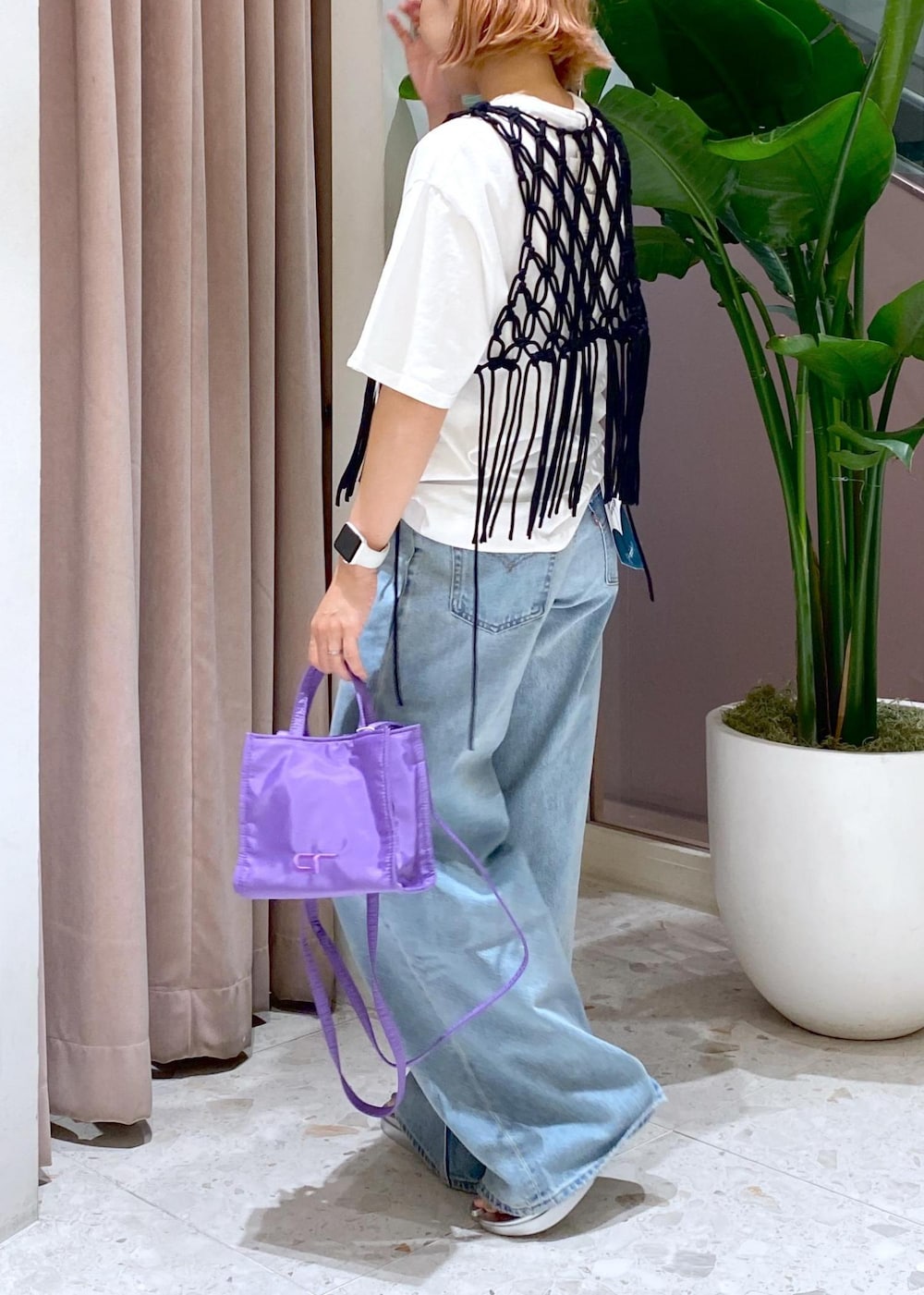 「PAES、ペイス、オブラダ、oblada、マクラメ、ロープベスト、Tシャツコーデ、デニムコーデ、LEVI’S、LEVI’S for BIOTOP、リーバイス、リーバイスフォービオトープ、大人かわいい、休日コーデ、休日スタイル」｜「ADAM ET ROPE'の【追加】ロープベスト（ベスト、ブラック系）」を使った、KUBOTAさん（レディース・159cm）の夏コーディネートの7枚目の写真