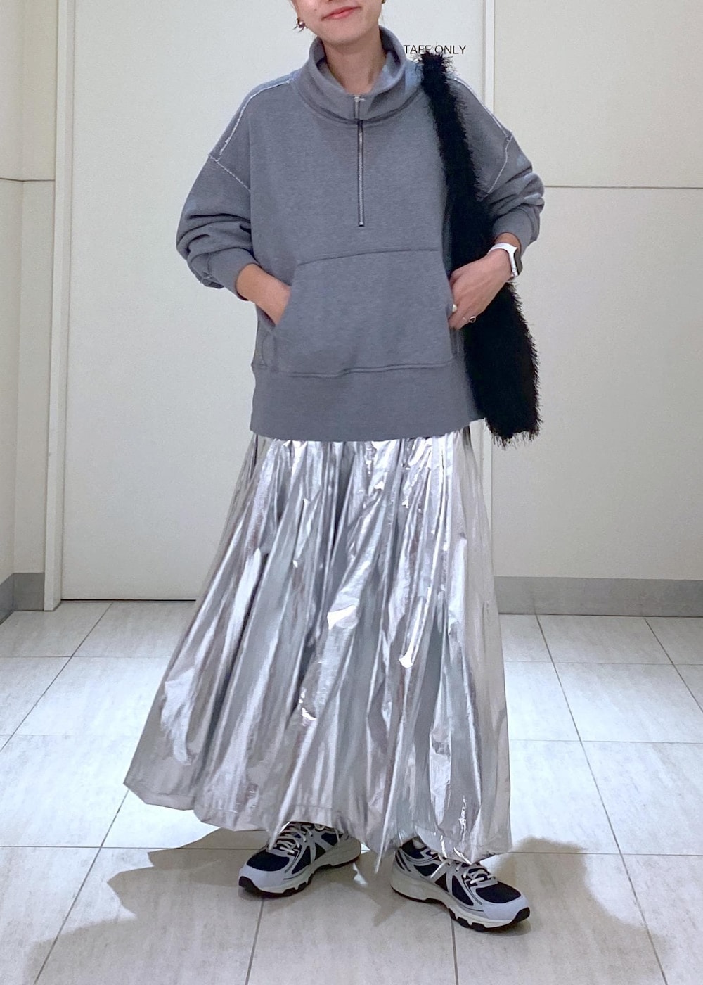 「アシックス、asics、24aw、24aw秋の新作、シルバー、メタリック、フリンジバッグ、ママ、ママコーデ、大人かわいい、初秋コーデ、秋コーデ、運動会コーデ、お出かけコーデ、旅行コーデ」｜「ADAM ET ROPE'の【サステナブル】フリンジファーワンハンドルバッグ（ハンドバッグ、ブラック系）」を使った、KUBOTAさん（レディース・159cm）の秋コーディネートの9枚目の写真