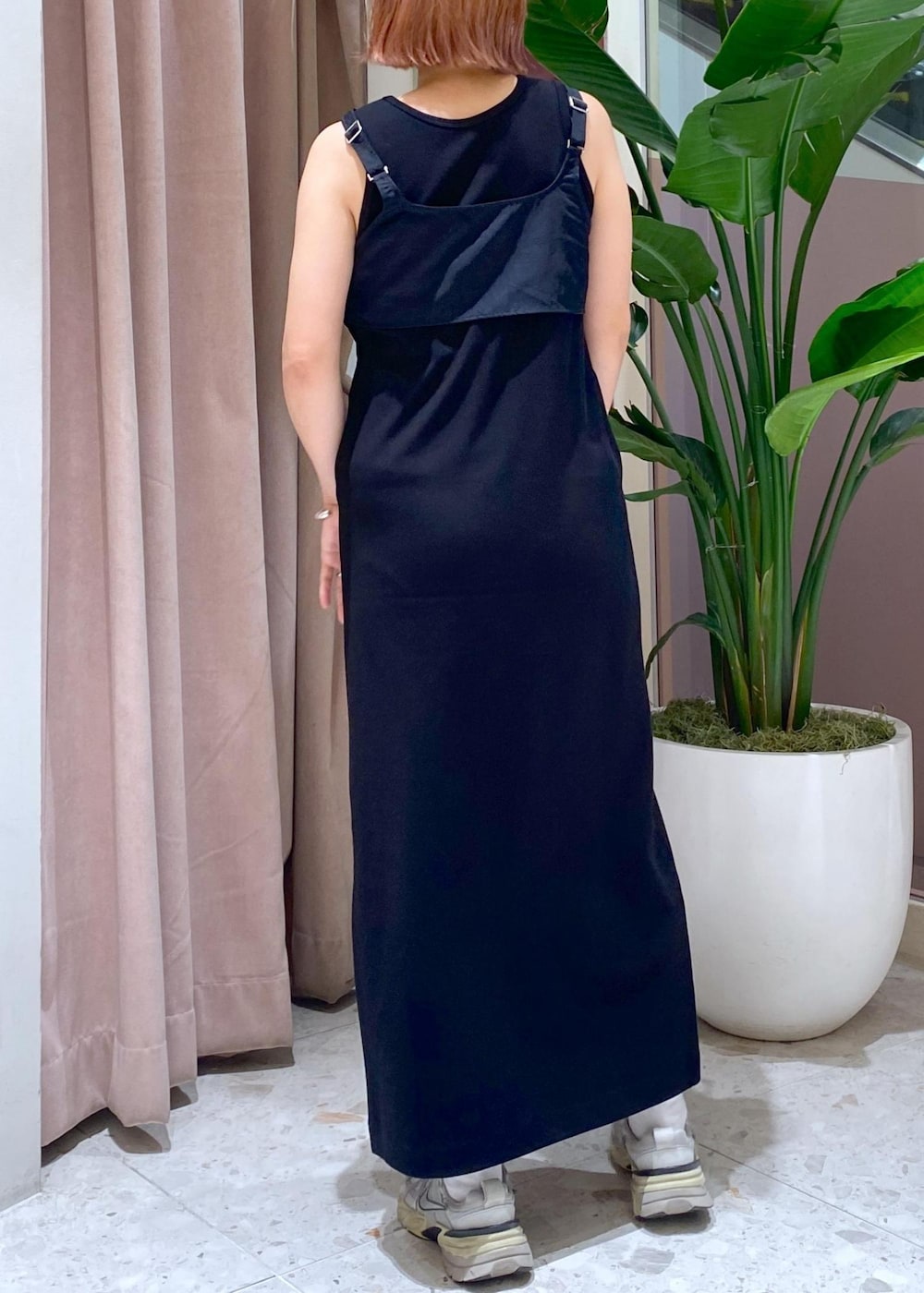 ブラック系のショルダーバッグ、ブラック系のワンピース、ホワイト系のシャツ/ブラウスを着用したレディースの春コーディネートの8枚目の写真