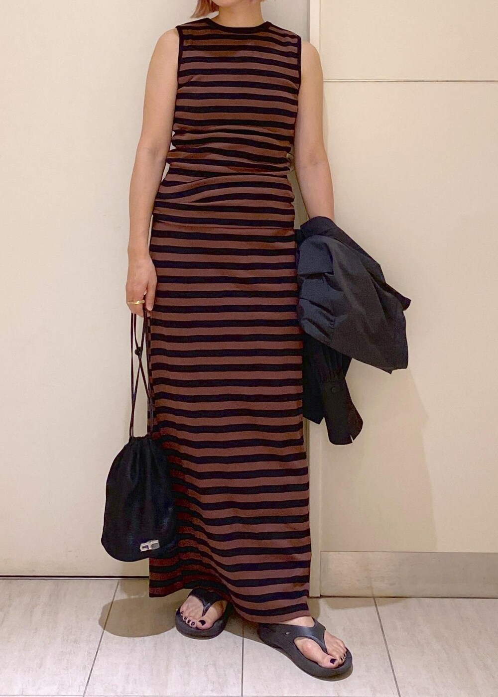 ブラック系のシャツ/ブラウス、ブラック系のショルダーバッグ、ブラウン系のタンクトップを着用したレディースの夏コーディネートの5枚目の写真