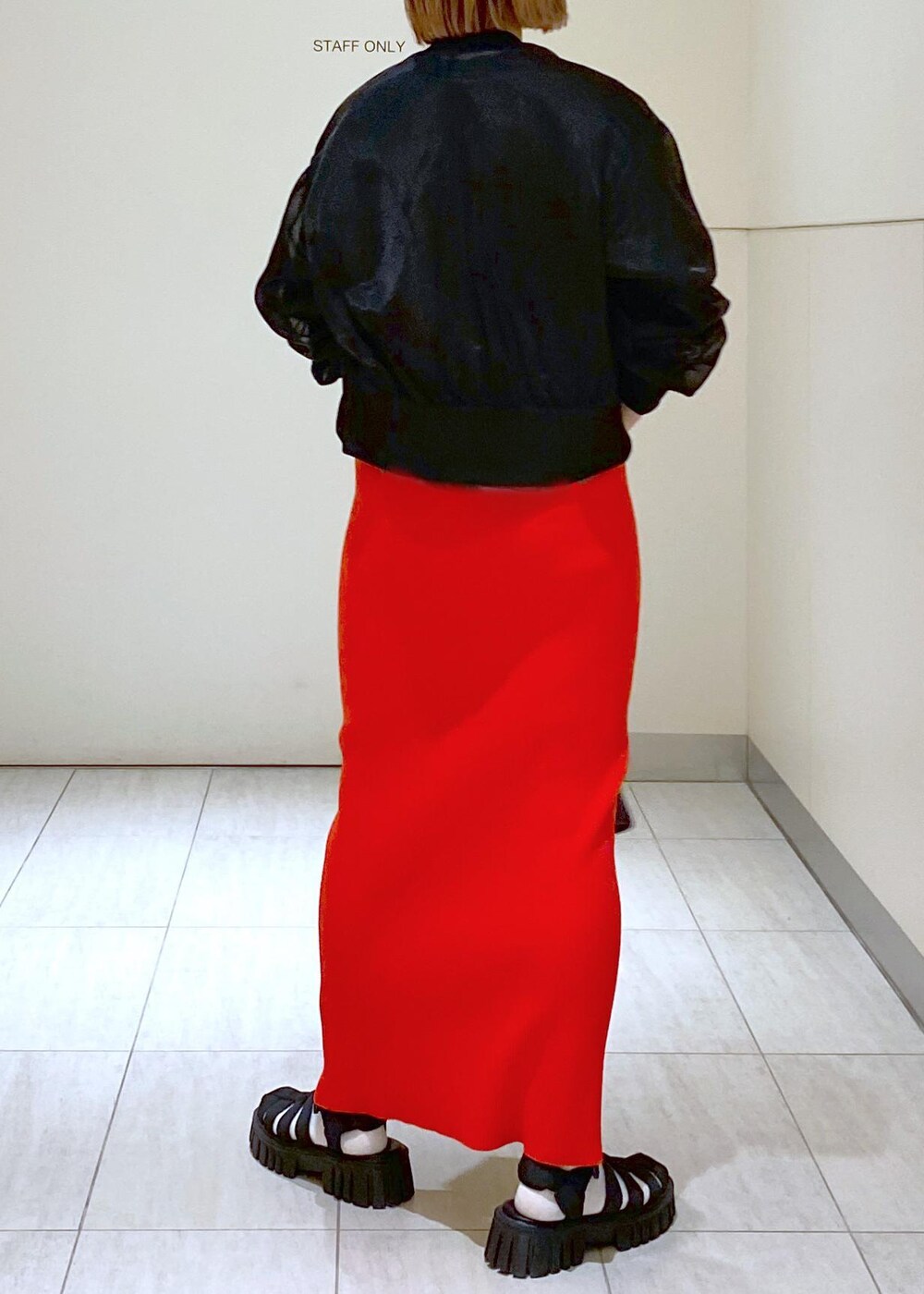 ブラック系のサンダル、ブラック系のショルダーバッグ、レッド系のスカートを着用したレディースの春コーディネートの5枚目の写真