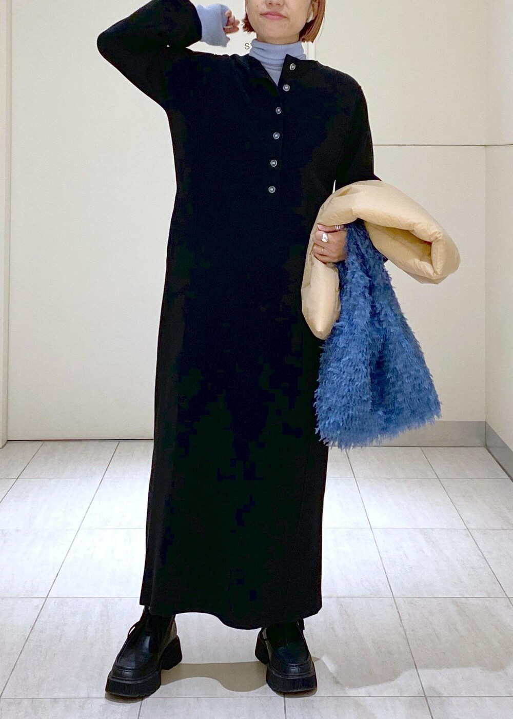 ブラック系のブーツ、ブルー系のニット/セーターを着用したレディースの冬コーディネートの9枚目の写真