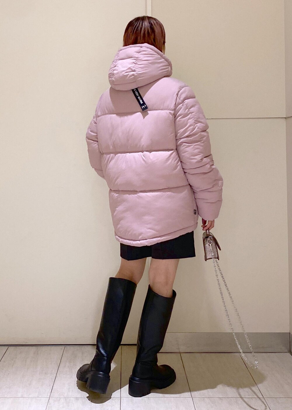 「THE VERY WARM、ザベリーワーム、ロングブーツ、ペプラム、ミニバッグ、ハーフパンツ、お出かけコーデ、シンプルコーデ、30代、ママコーデ、ADAM ET ROPÉ、FEMME、骨格ウェーブ、ブルべ、大人カジュアル」|「ADAM ET ROPE'の【サステナブル】ウエストロゴサテンショートパンツ(その他パンツ、ブラック系)」を使った、KUBOTAさん(レディース・159cm)の夏コーディネートの4枚目の写真