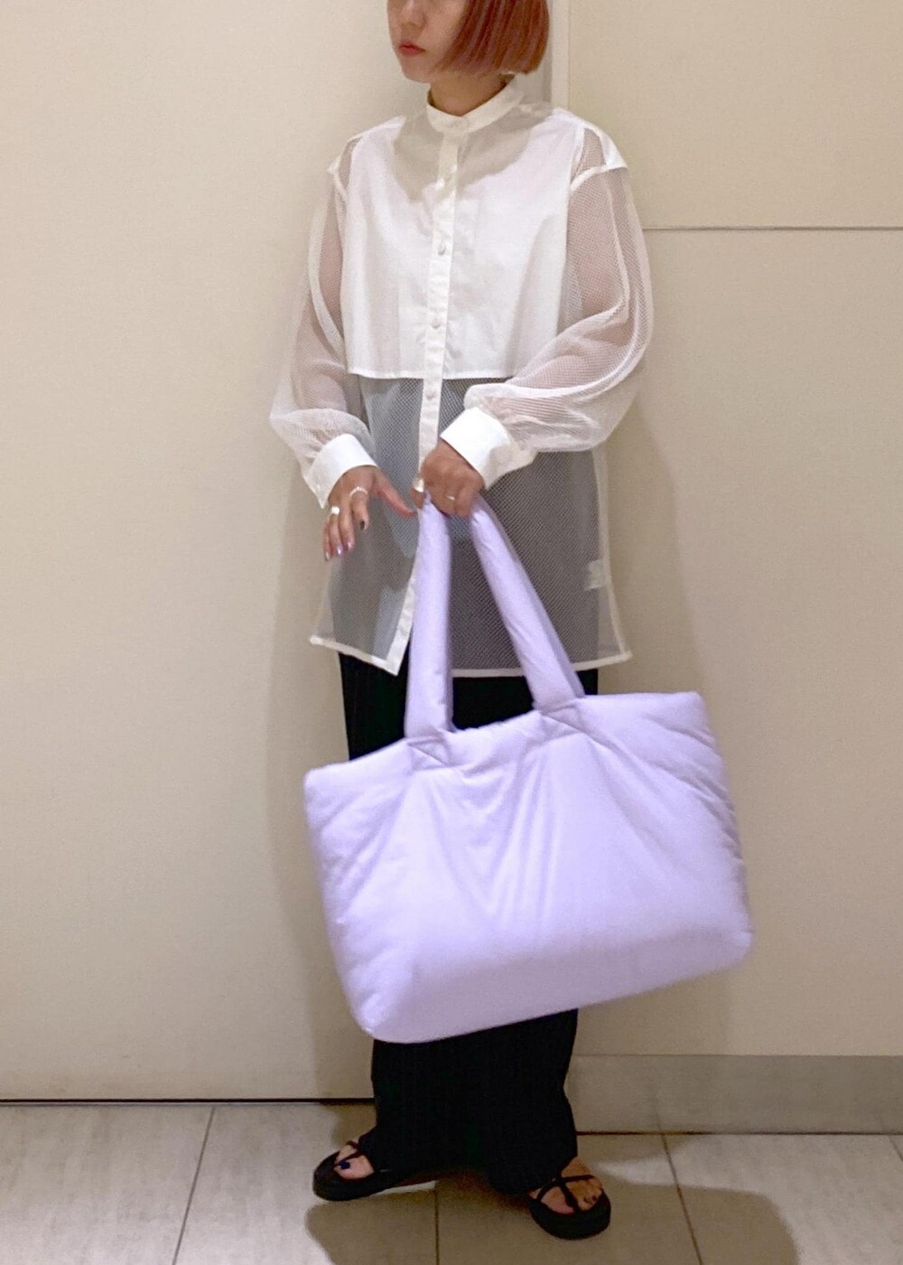 ブラック系のその他パンツ、ブラック系のサンダル、ホワイト系のシャツ/ブラウスを着用したレディースの夏コーディネートの6枚目の写真