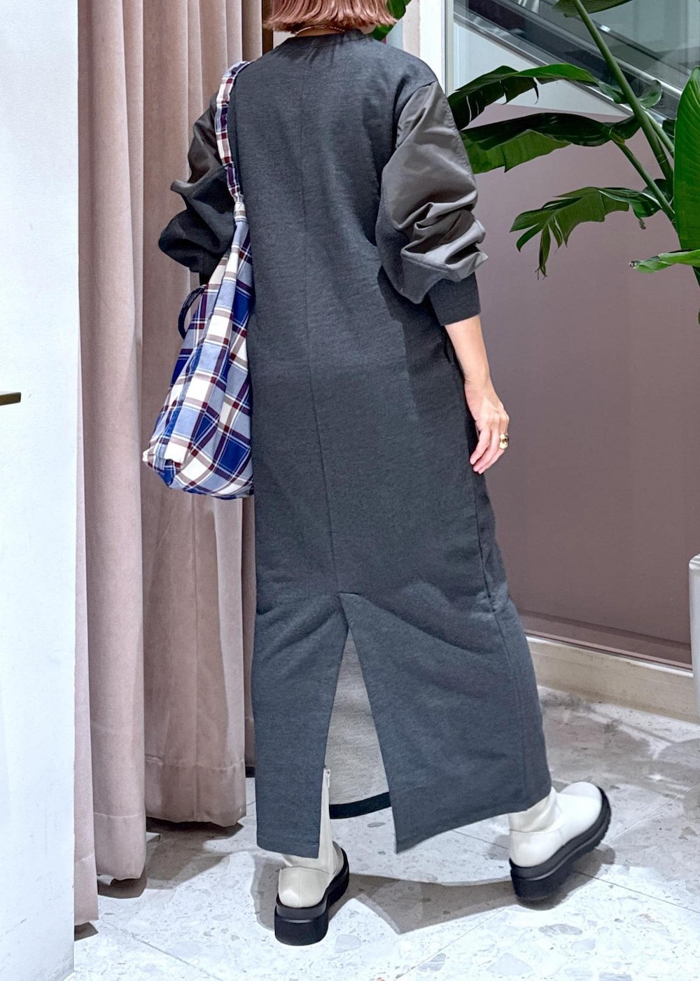 ホワイト系のブーツ、ブルー系のトートバッグ、グレー系のワンピースを着用したレディースの秋コーディネートの4枚目の写真