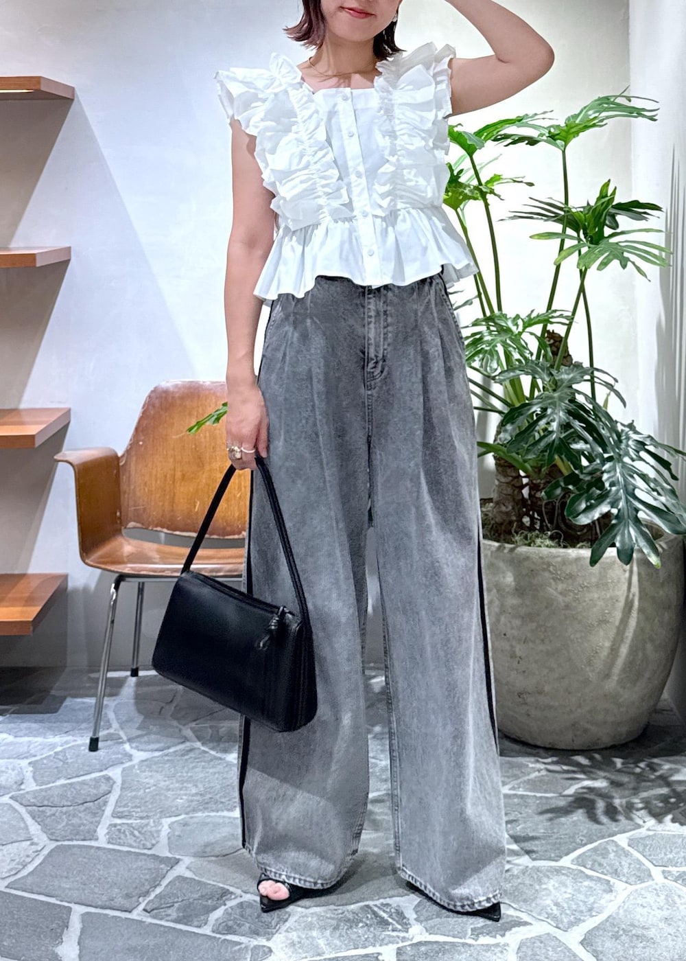 「25ss、25ss夏の新作、大人フェミニン、ママ、ママコーデ、デニムコーデ、EMOELLE、エモエレ、初夏コーデ、デートコーデ、お出かけコーデ、旅行コーデ、推し活コーデ、女子会コーデ、パンツスタイル」｜「ADAM ET ROPE'のLES BIJOUX コンビチェーンネックレス（ネックレス、ゴールド系）」を使った、KUBOTAさん（レディース・159cm）の夏コーディネートの6枚目の写真