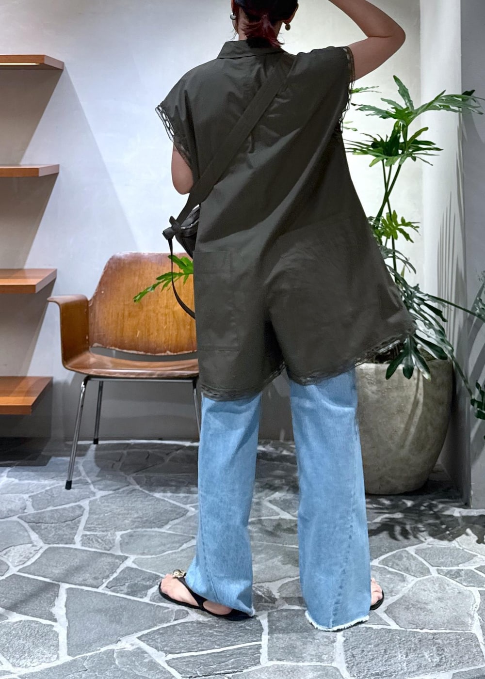 「25ss、25ss夏の新作、ママ、ママコーデ、ヘルシーデニム、Healthy denim、夏コーデ、運動会コーデ、デートコーデ、お出かけコーデ、旅行コーデ、フェスコーデ、推し活コーデ、女子会コーデ、大人カジュアル」｜「ADAM ET ROPE'の【Healthy Denim for ADAM ET ROPE'】別注 Daisy（デニムパンツ、ブルー系）」を使った、KUBOTAさん（レディース・159cm）の夏コーディネートの10枚目の写真