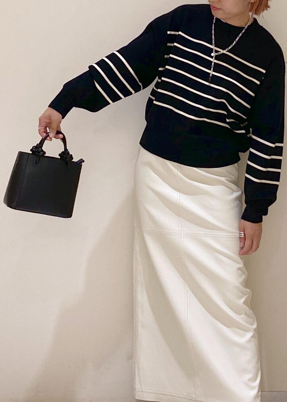 「シシジョイア、sisi joia、チャンキーヒール、ミニバッグ、レザースカート、レインシューズ、30代、ママコーデ、休日コーデ、楽ちんコーデ、雨の日コーデ、お出かけコーデ、チェーンベルト、ADAM ET ROPÉ、FEMME」|「ADAM ET ROPE'のフェイクレザーロングスカート(スカート、ホワイト系)」を使った、KUBOTAさん(レディース・159cm)の秋コーディネートの8枚目の写真