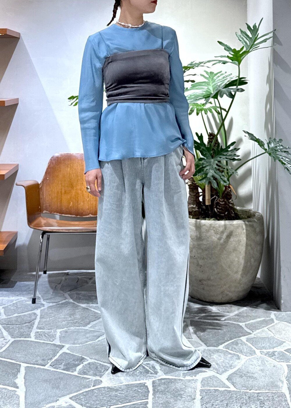 ブラック系のサンダル、ブラウン系のキャミソール、ブルー系のデニムパンツを着用したレディースの秋コーディネートの9枚目の写真