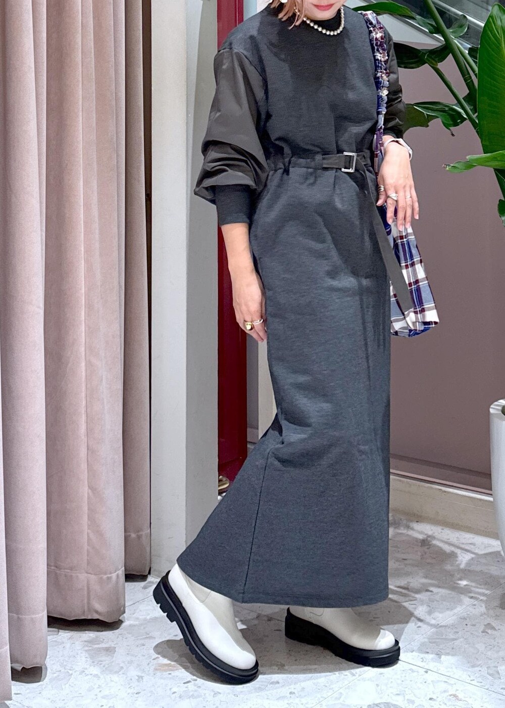 ホワイト系のブーツ、ブルー系のトートバッグ、グレー系のワンピースを着用したレディースの秋コーディネートの9枚目の写真