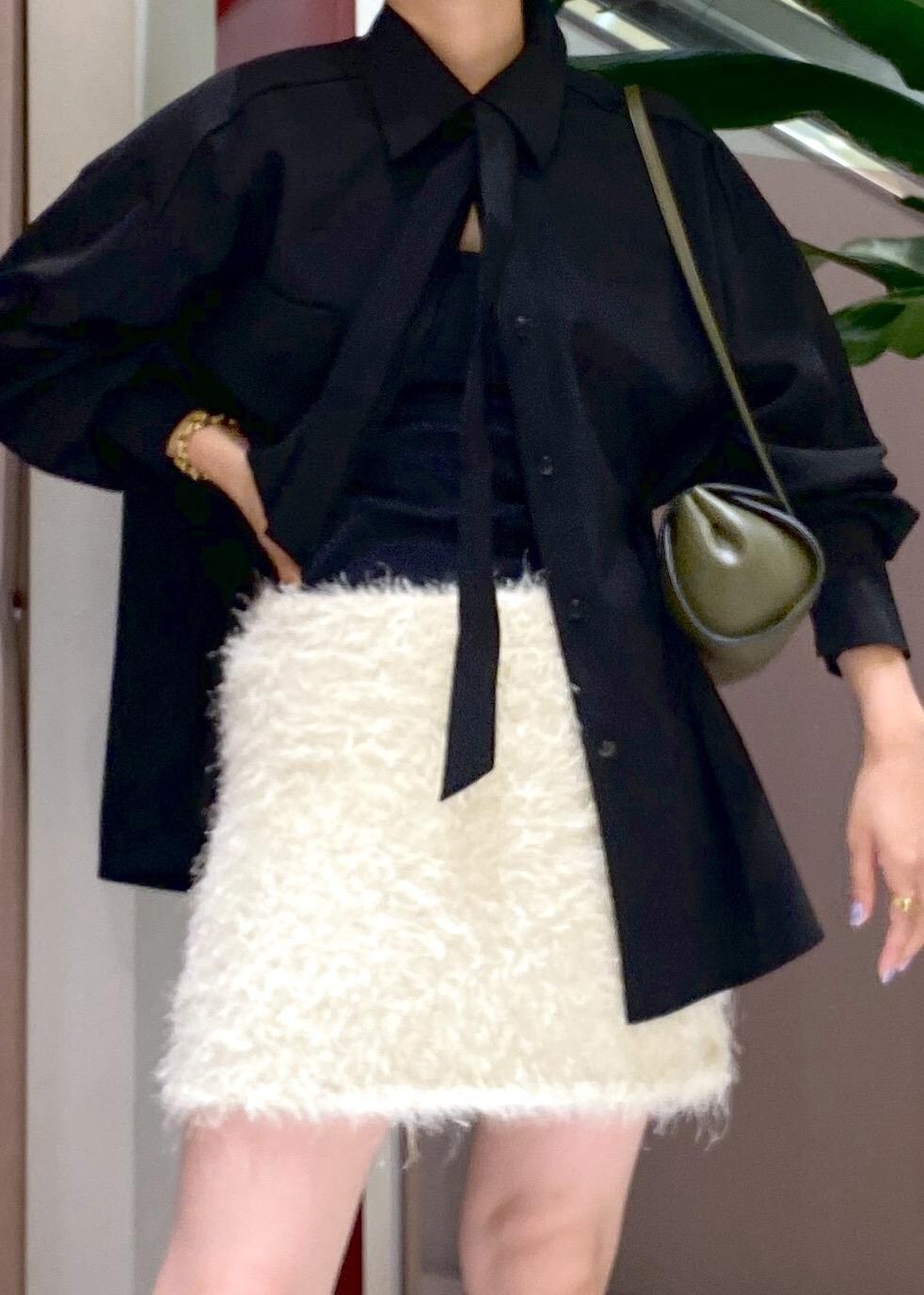 「24AW、24AW秋の新作、ママコーデ、ママ、とろみシャツ、とろみブラウス、ネクタイ、タイ、ロングブーツ、レザー、ミニスカート、フラッフィー、30代、初秋コーデ、秋コーデ」|「ADAM ET ROPE'のフラッフィーミニスカート(スカート、ホワイト系)」を使った、KUBOTAさん(レディース・159cm)の秋コーディネートの9枚目の写真