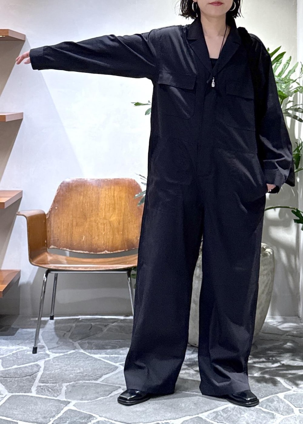 ブラック系のショルダーバッグ、ブラック系のサンダル、ピンク系のニット/セーターを着用したレディースの春コーディネートの7枚目の写真